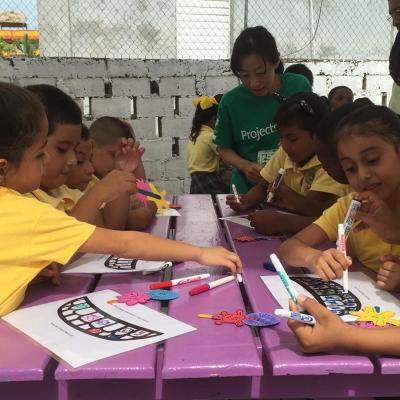Durante su voluntariado de apoyo a la juventud, voluntarios asisten en una clase. Voluntarios de desarrollo de la juventud en Belice durante una actividad.